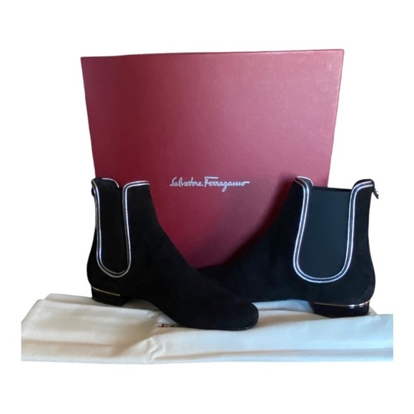 NEW SALVATORE
FERRAGAMO Aicha
Women's Black Boot - Picture 2 of 9